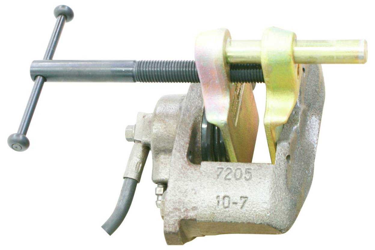 Een metalen remklemtool met een schroefmechanisme en een handvat, ontworpen om remcilinders samen te drukken tijdens onderhoud van voertuigremeisen.