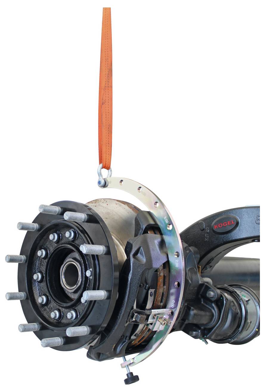 Een voertuigwielnaaf en remassemblage opgehangen aan een oranje riem, met ingewikkelde metalen componenten en een merknaam zichtbaar.