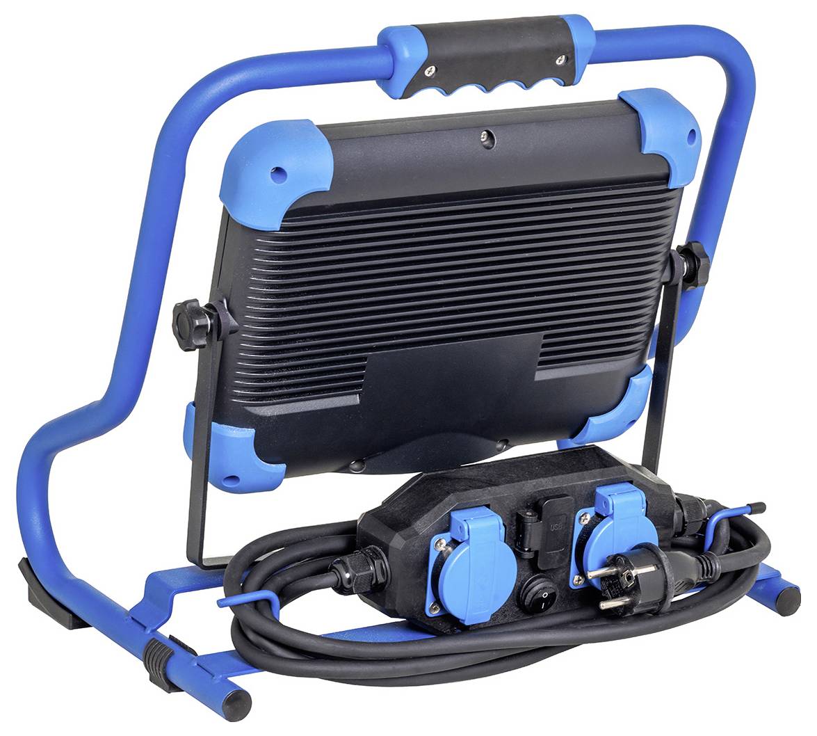 Een draagbare blauwe en zwarte LED-schijnwerper met een stevig frame en elektrische kabel netjes opgerold op de basis, ontworpen voor gebruik buiten.