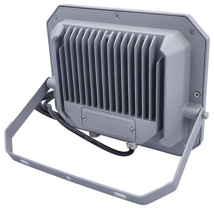 De afbeelding toont het achteraanzicht van een gemonteerde LED-schijnwerper met een grijze metalen behuizing, koelribben en een zwarte stroomkabel.