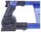 Close-up van een blauwe en zwarte vergrendelingsmechanisme op een opvouwbare standaard, met een knop met instructies 'TO LOCK'.
