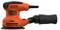 Een oranje Black+Decker handpalm schuurmachine met een stofverzamelzak, ontworpen voor het gladmaken van houten oppervlakken.