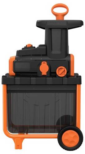 'Een zwart-oranje tuinafslagmachine met een doorzichtige bak en wielen voor mobiliteit, gebruikt om tuinafval in kleinere stukken te hakken.'