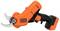 Oranje en zwarte elektrische snoeischaar met een scherp gebogen blad, gelabeld 'Black+Decker'. Ontworpen voor moeiteloos tuinonderhoud.