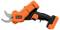 Een draadloze oranje en zwarte elektrische snoeischaar met pistoolgreep en dubbele messen. Het heeft het 'Black+Decker'-logo aan de zijkant.