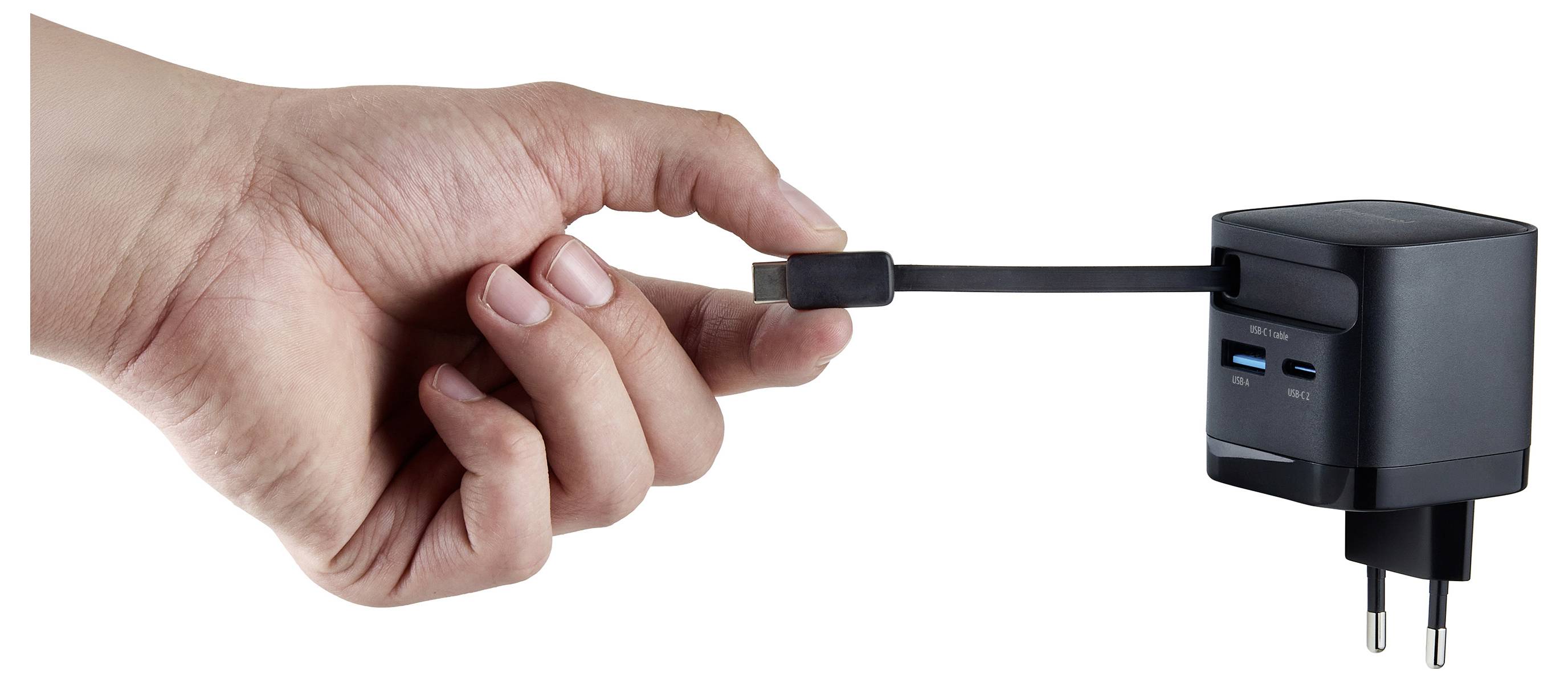 Hand die een USB-kabel vasthoudt in de buurt van een wandlader met USB-poorten, klaar voor aansluiting.