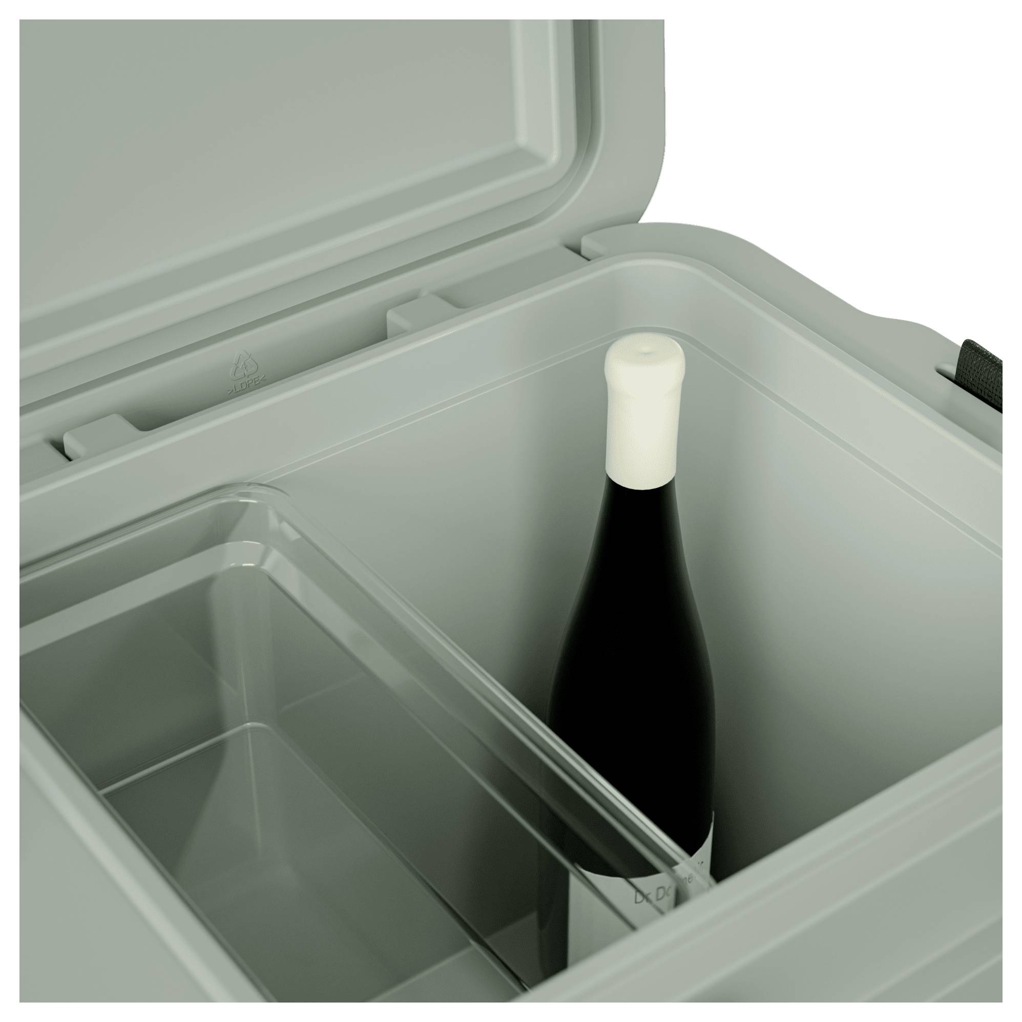 Een open koelbox met een wijnfles die rechtop naast een doorzichtige plastic bak in het hoofdcompartiment staat.