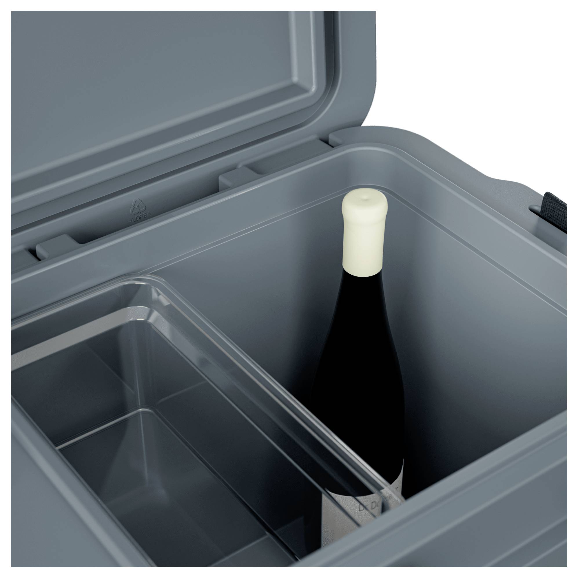 Open koelbox met een wijnfles en een transparante plastic bak erin, met geïsoleerde opslagvakken zichtbaar.