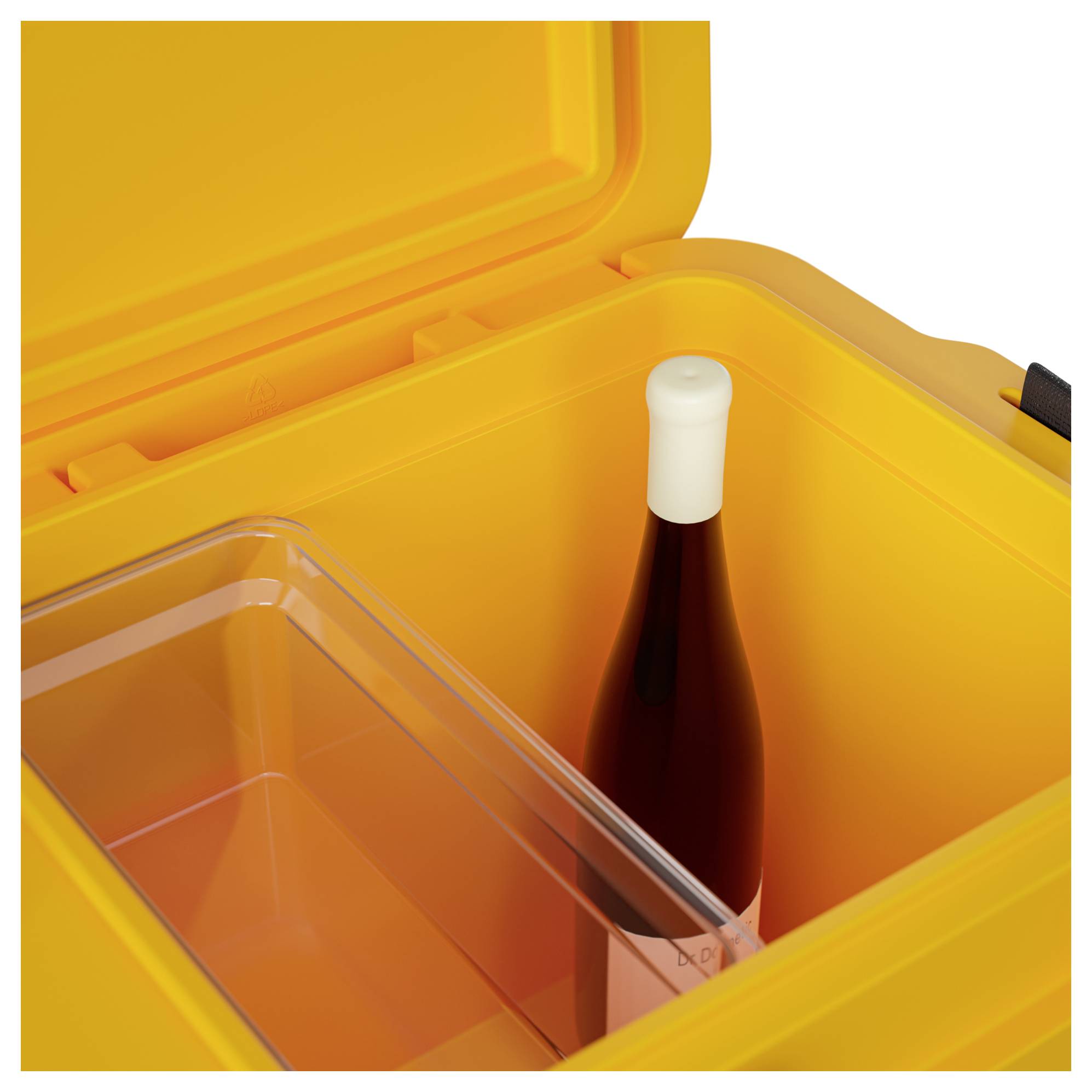 Open gele koelbox met een fles en een duidelijke plastic container erin.