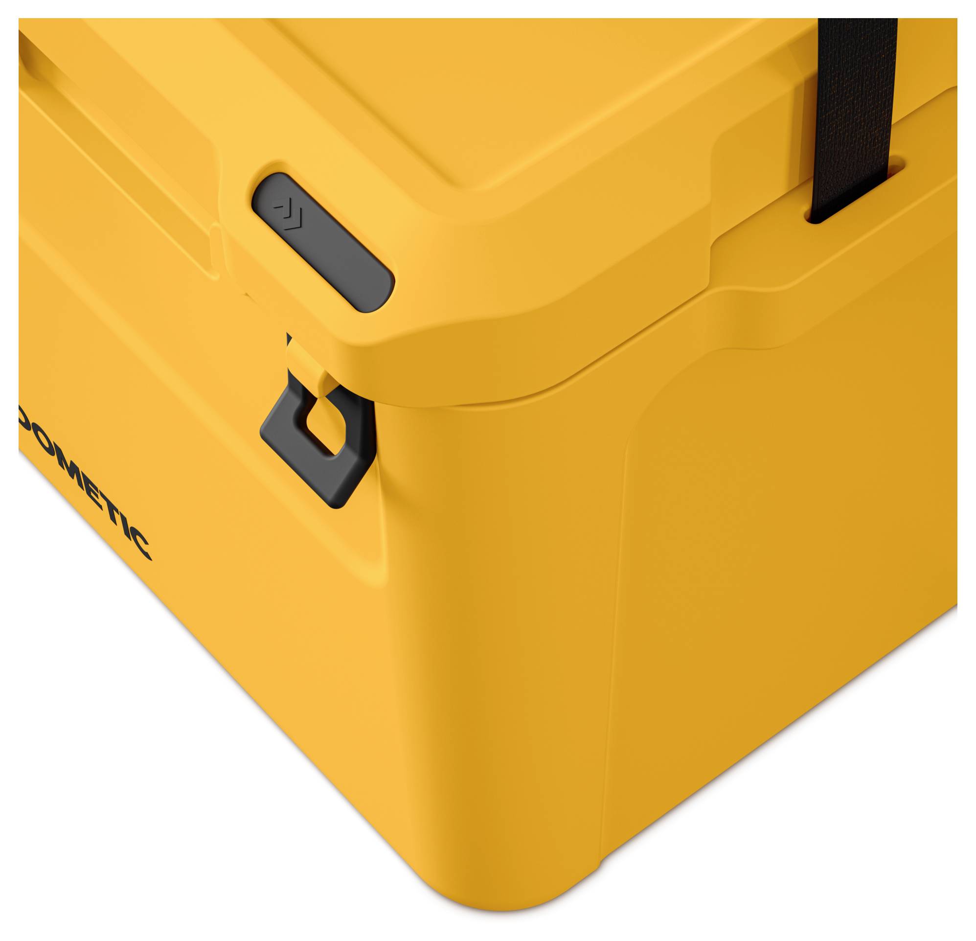 Close-up van een gele Dometic koelbox met zwarte grendel en handvat op een witte achtergrond.
