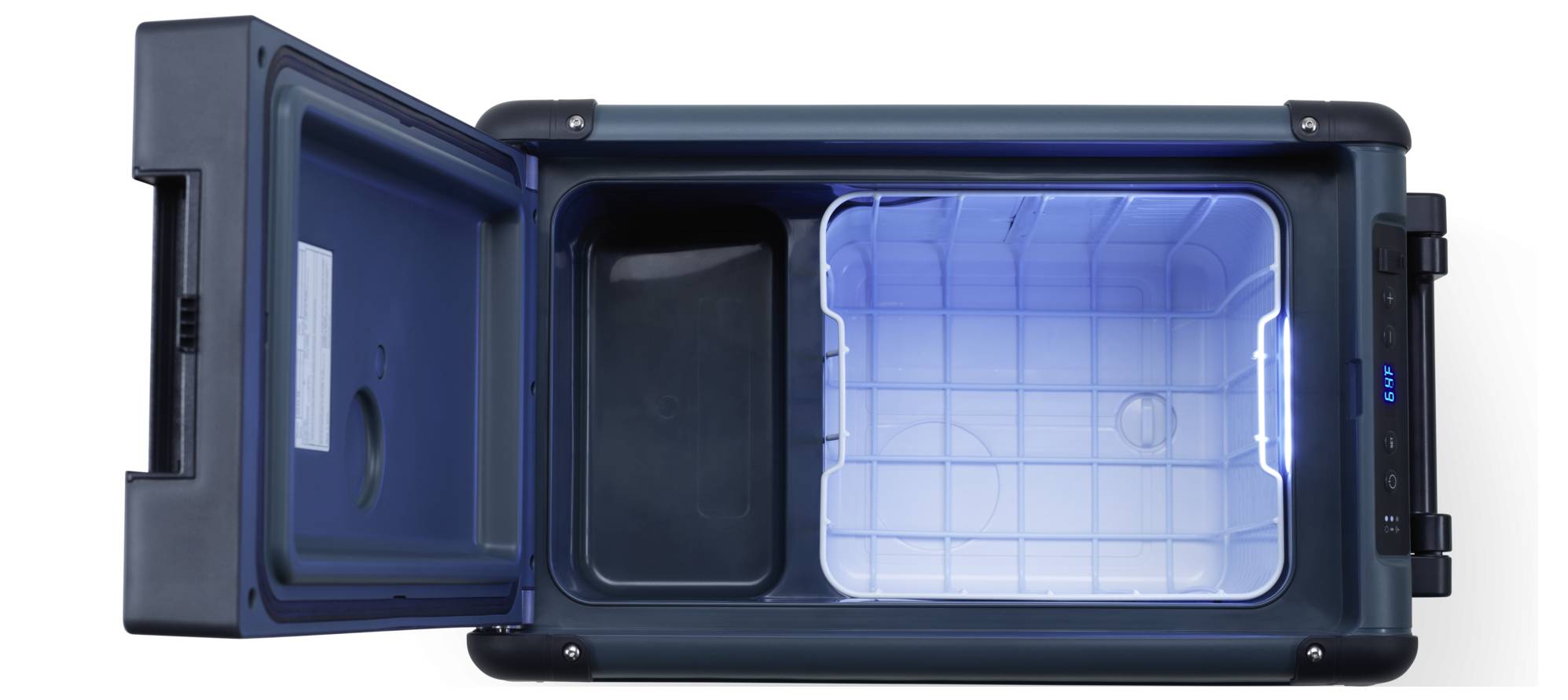 Open draagbare koelbox of mini-koelkast met een lege onderste compartiment en een verlichte blauwe bovenste sectie, van bovenaf bekeken.