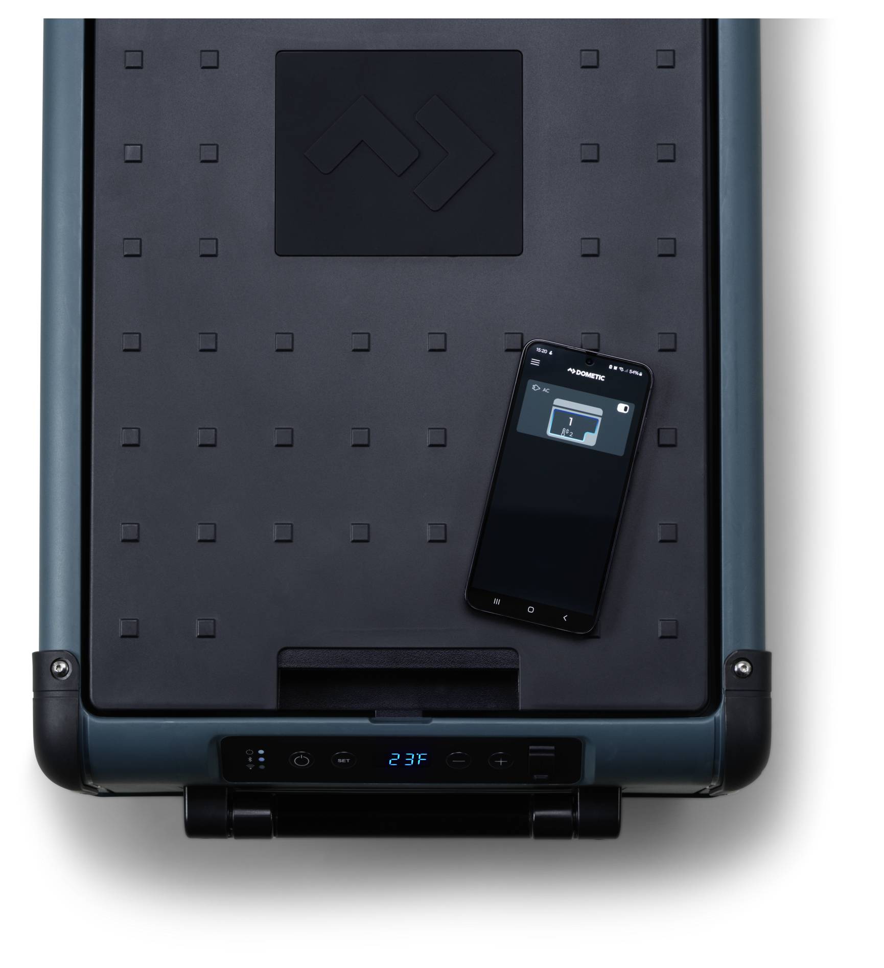 Smartphone die een app weergeeft bovenop een zwart elektronisch apparaat met een digitaal temperatuurscherm en bedieningspaneel.