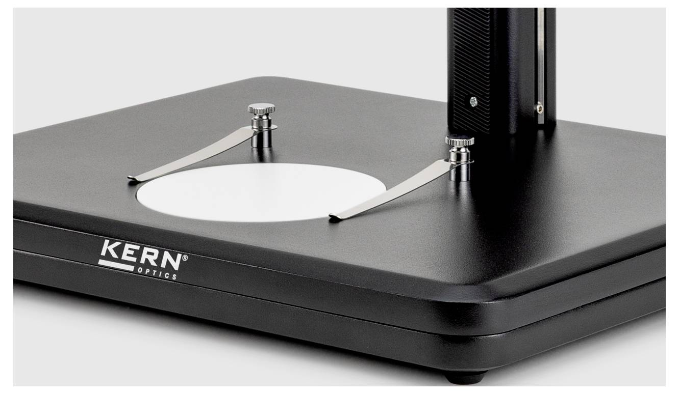 Een zwarte basis met metalen armen en een circulair wit platform, onderdeel van een KERN Optics-apparaat, gebruikt voor optische experimenten of metingen.