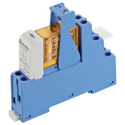 Een blauwe relaisvoet met een oranje elektromechanisch relais eraan bevestigd, met elektrische specificaties op het oppervlak.