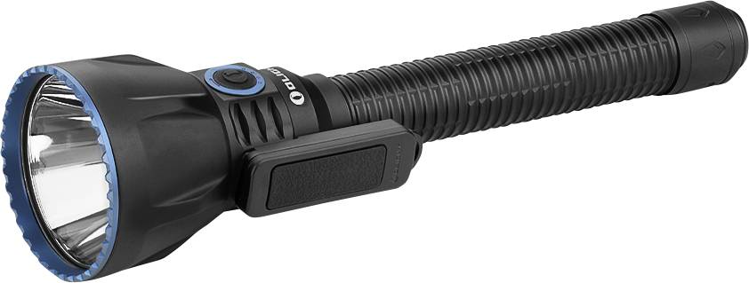 Een zwarte, draagbare zaklamp met een gestructureerde grip en een lens met blauwe rand, voorzien van een zijgemonteerde schakelaar voor eenvoudige bediening.