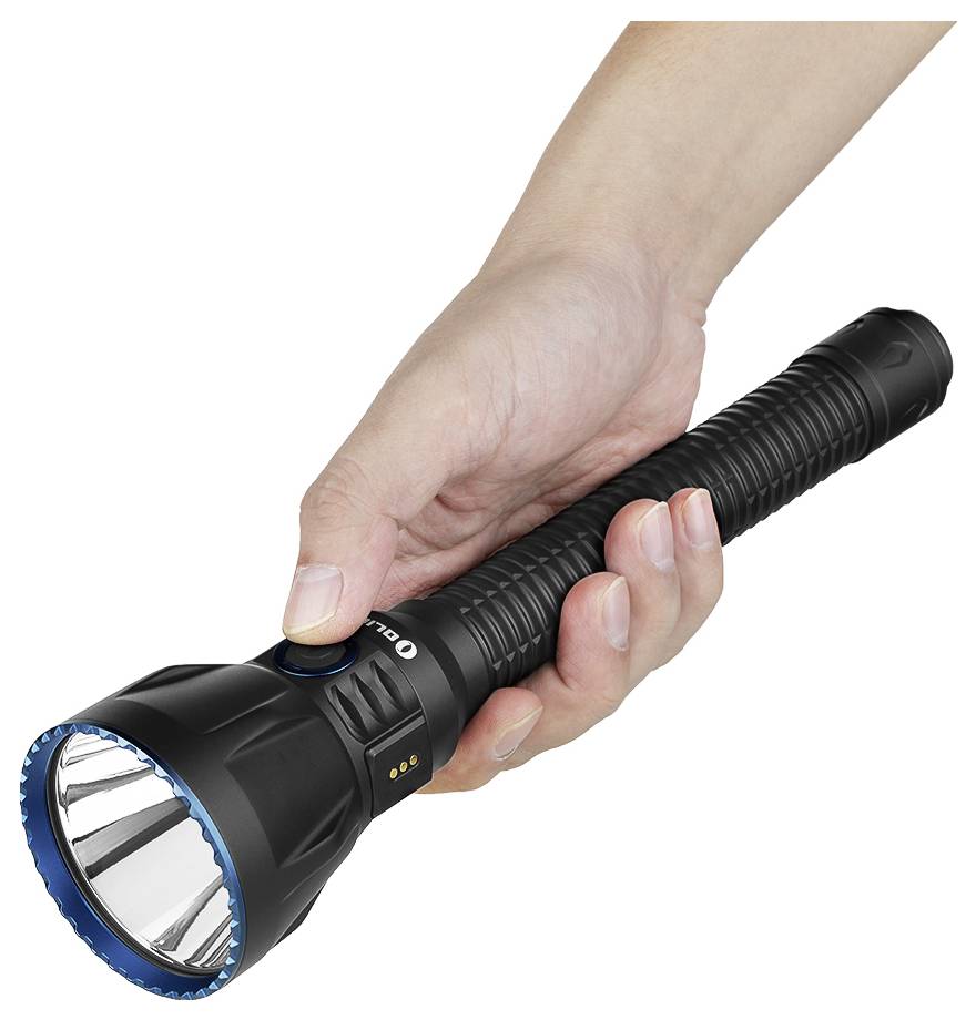 Een hand die een zwarte zaklamp met een blauwe rand en gestructureerde grip vasthoudt, wat aangeeft dat deze klaar is voor gebruik.