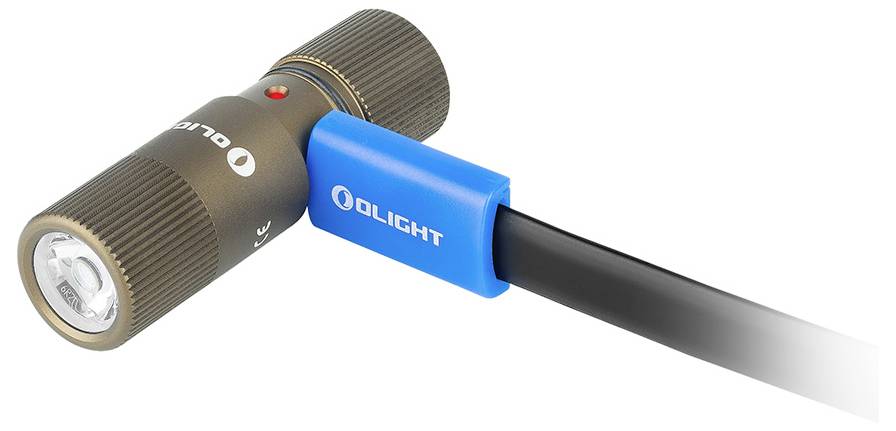'Bruine Olight fietslamp met een blauwe beugel, bevestigd aan een zwart fietsuur. Het licht is uitgeschakeld en toont een LED-gloeilamp.'