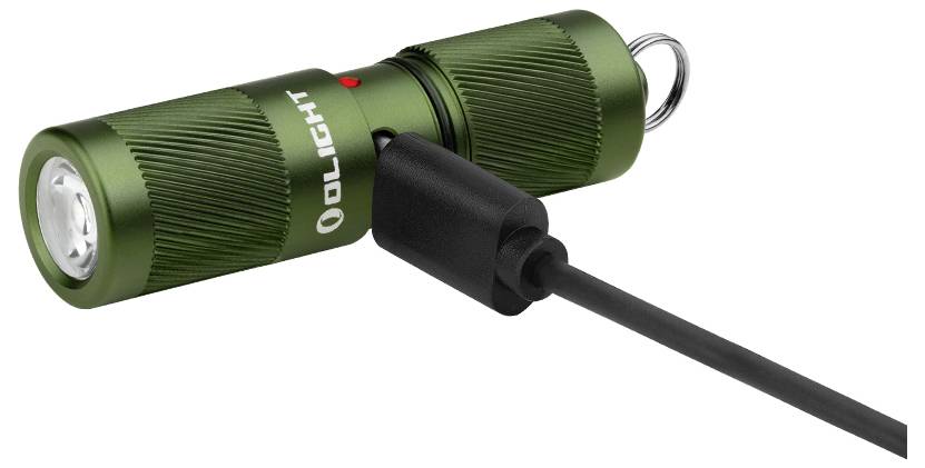 Een kleine groene zaklamp met een USB-oplaadkabel eraan bevestigd, merknaam 'OLIGHT' zichtbaar, rood indicatielampje bovenop en sleutelhanger eraan bevestigd.