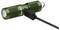 Een kleine groene zaklamp met een USB-oplaadkabel eraan bevestigd, merknaam 'OLIGHT' zichtbaar, rood indicatielampje bovenop en sleutelhanger eraan bevestigd.