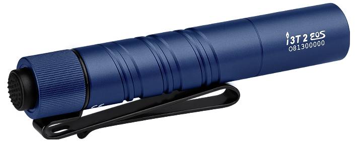 Een blauwe, cilindrische zaklamp met een zwarte clip, gelabeld 'I3T 2 EOS', geplaatst op een witte achtergrond.