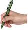 Een hand die een groene pen met een clip aan de zijkant vasthoudt, in een houding alsof klaar is om te schrijven. De pen is slank en gemaakt van metaal met een logo dicht bij de clip.