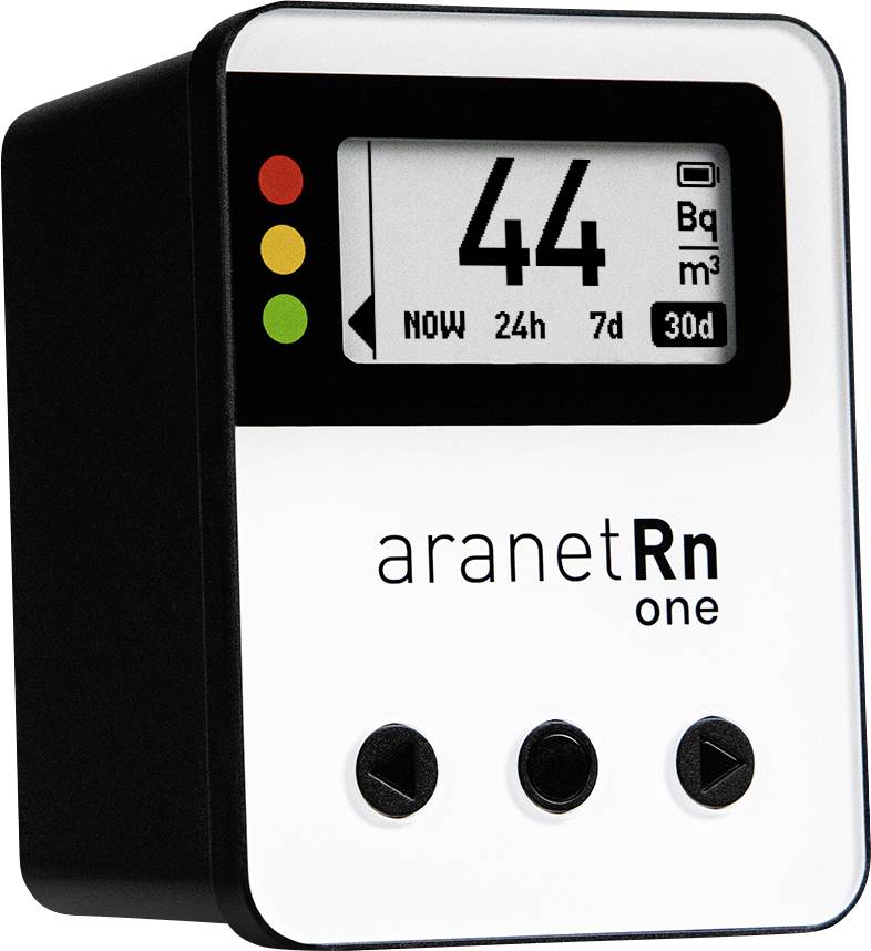 Een draagbaar radonmeetapparaat met de naam 'aranet Rn one' toont een radonwaarde van 44 Bq/m³ aan. Het heeft een digitaal display en drie bedieningsknoppen.