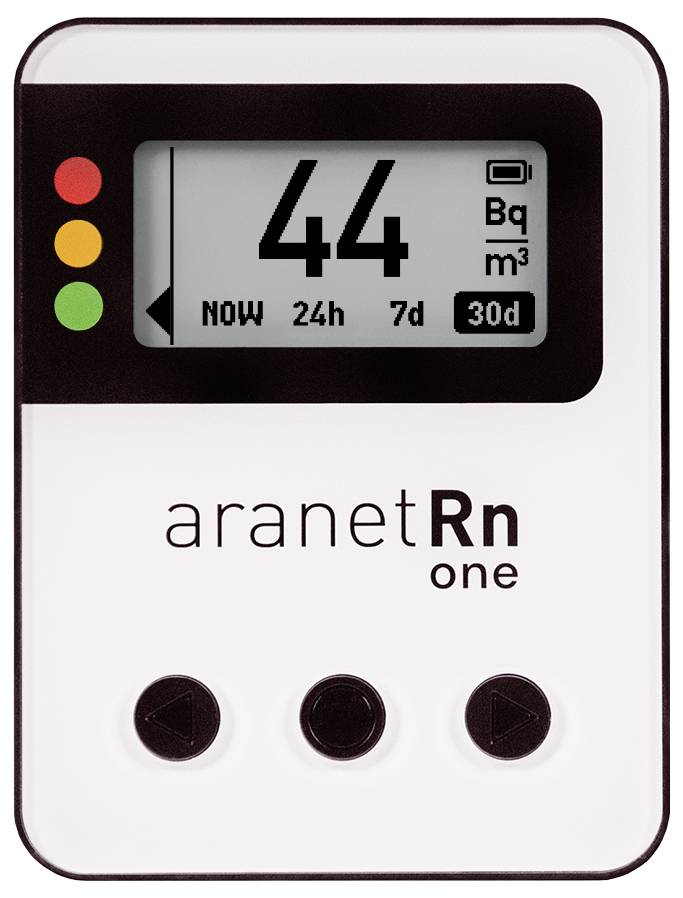 'Radonmeetapparaat aranetRn one met displayweergave: 44 Bq/m³. Gekleurde LED-indicatoren links en drie bedieningsknoppen onderaan zichtbaar.'