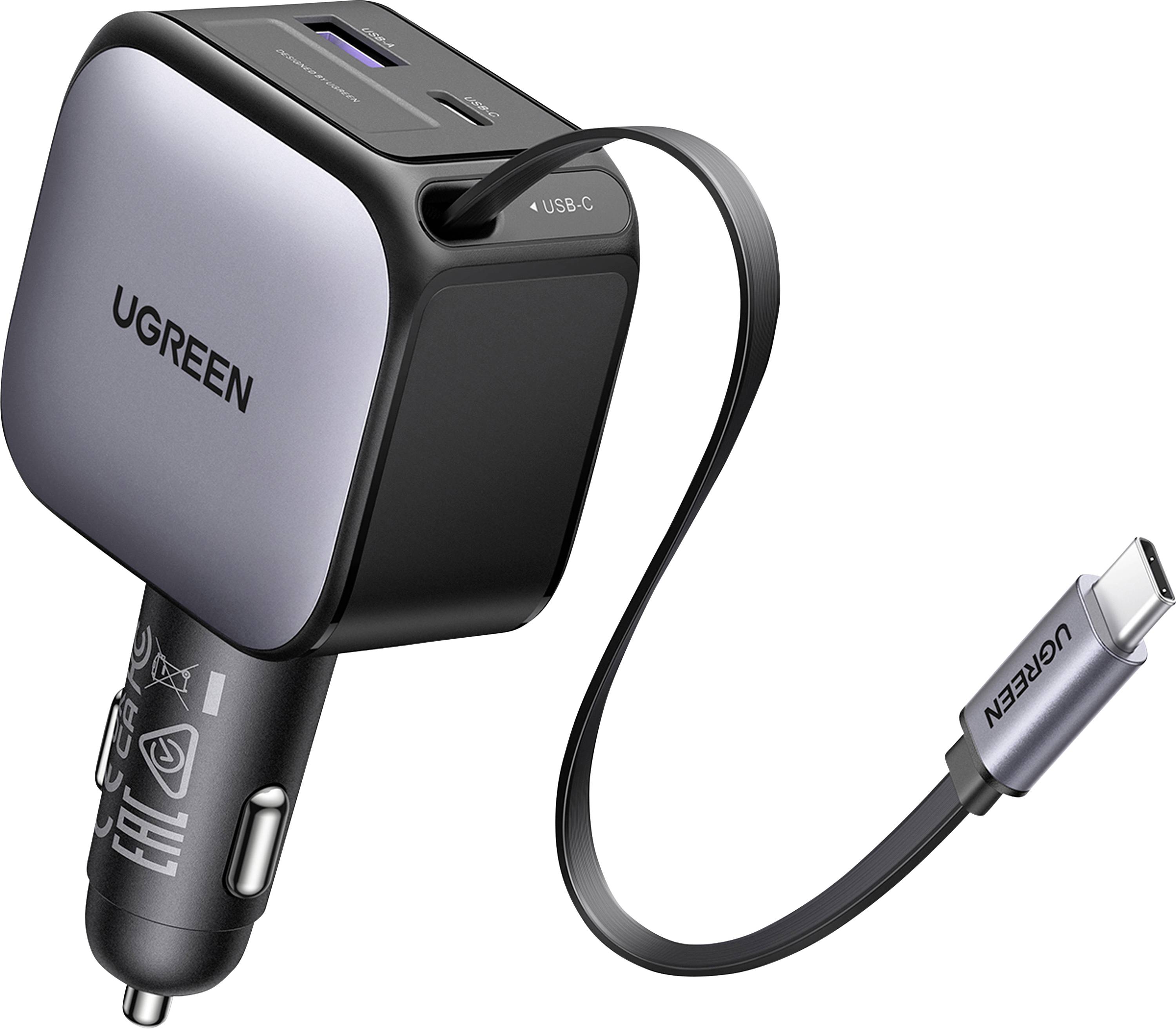 UGREEN auto-oplader met USB-C-kabel en dubbele USB-poorten, weergegeven in een productfoto-stijl.