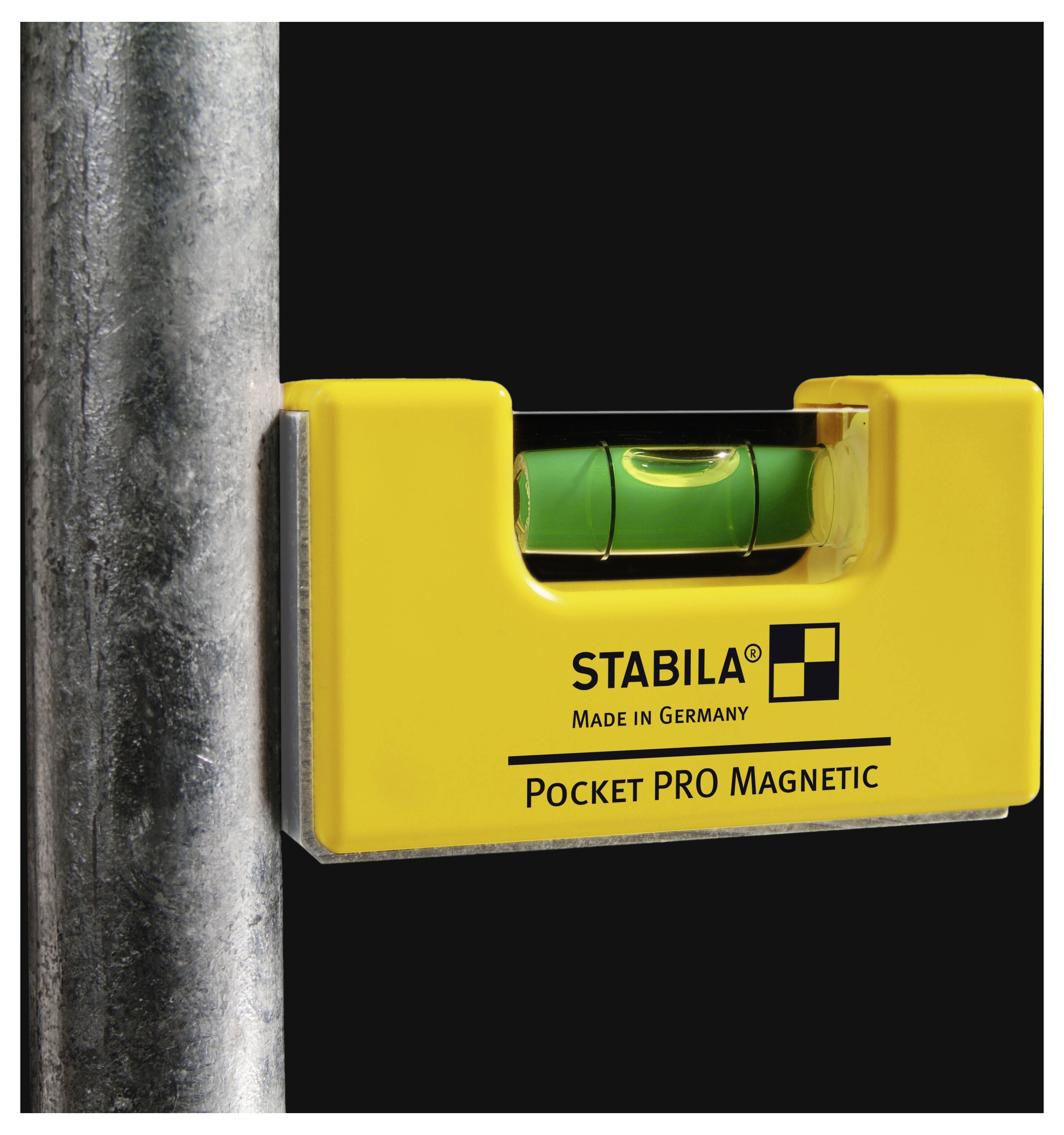 Een geel magnetisch zakwaterpas met een groene luchtbel is bevestigd aan een metalen buis. De tekst luidt 'Stabila Pocket Pro Magnetic Made in Germany'.