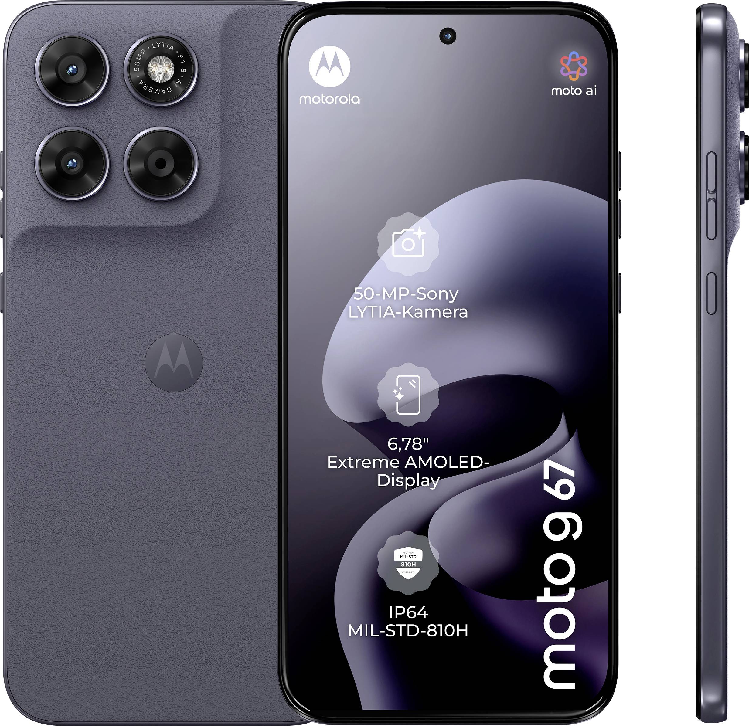 Motorola Moto G67 smartphone getoond van voren, achteren en zijkant, met tekst die de 50-MP Sony LYTIA camera, 6,78-inch AMOLED-display en IP64-bescherming benadrukt.