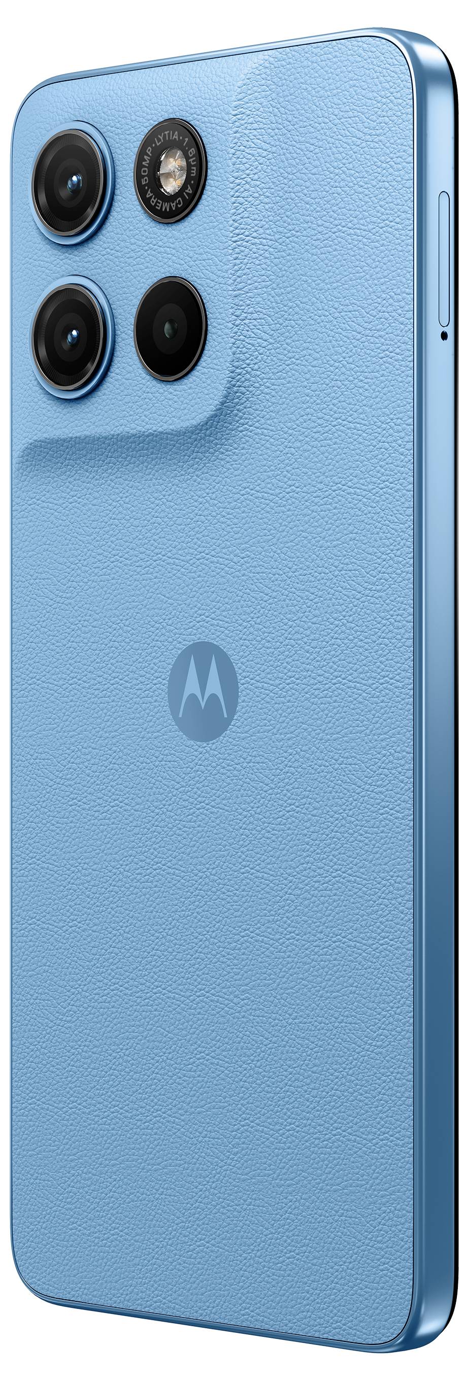 Een smartphone met een blauwe gestructureerde achterkant, voorzien van een camera-opstelling met drie lenzen en een Motorola-logo in het midden.
