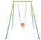 Een groen en blauw schommelrek met een oranje babyzitje, ontworpen voor jonge kinderen. Het zitje wordt opgehangen aan metalen kettingen.
