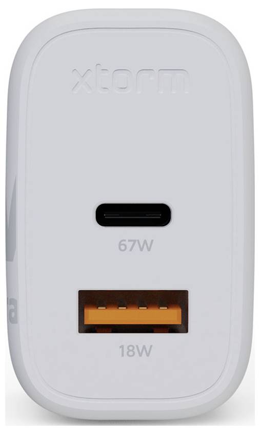 Een witte USB-wandoplader met twee poorten: een zwarte USB-C gelabeld '67W' en een oranje USB-A gelabeld '18W', onder de merknaam 'xtorm'.
