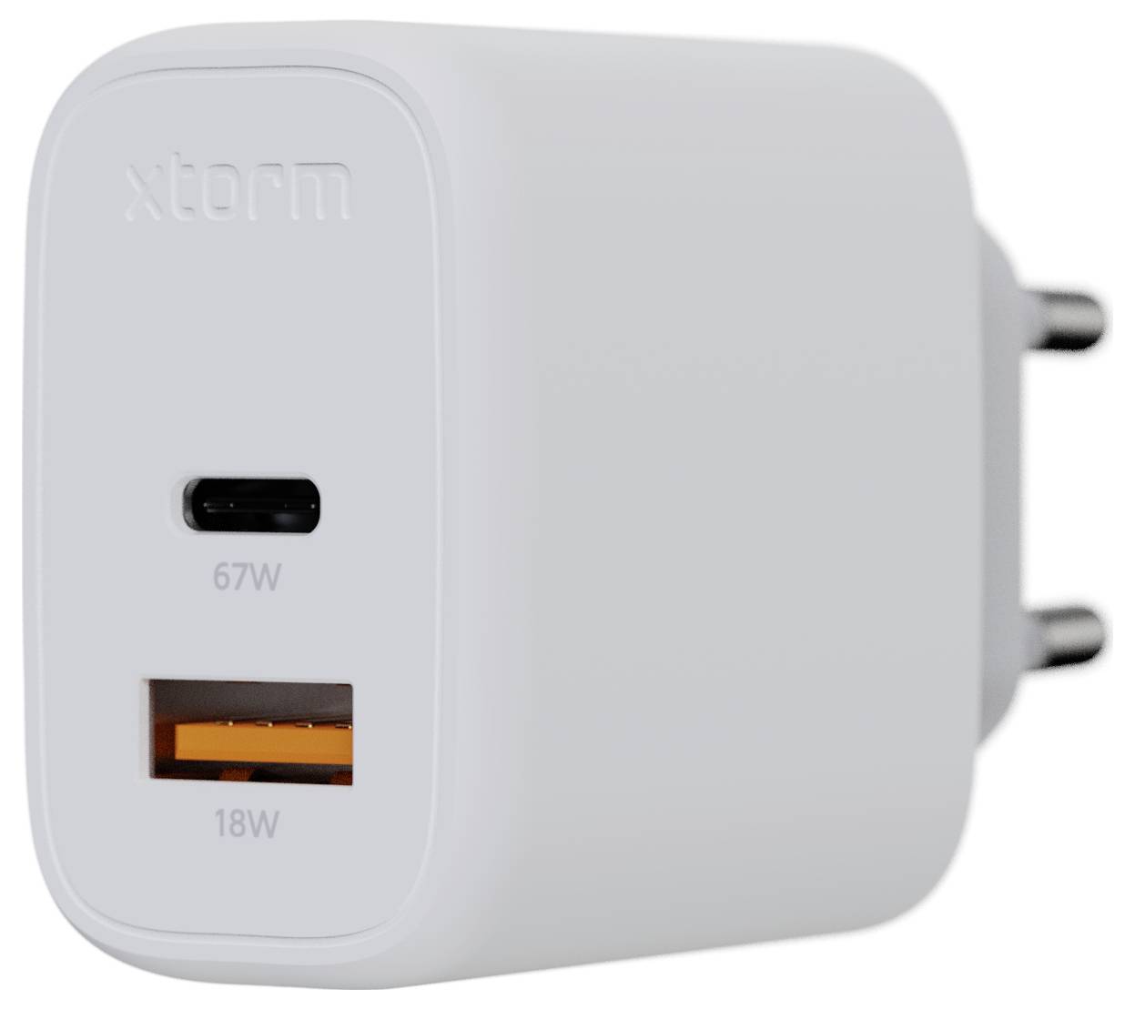 Een witte Xtorm-oplader met twee poorten: één USB-C gemarkeerd met '67W' en één USB-A gemarkeerd met '18W', ontworpen voor het snel opladen van apparaten.