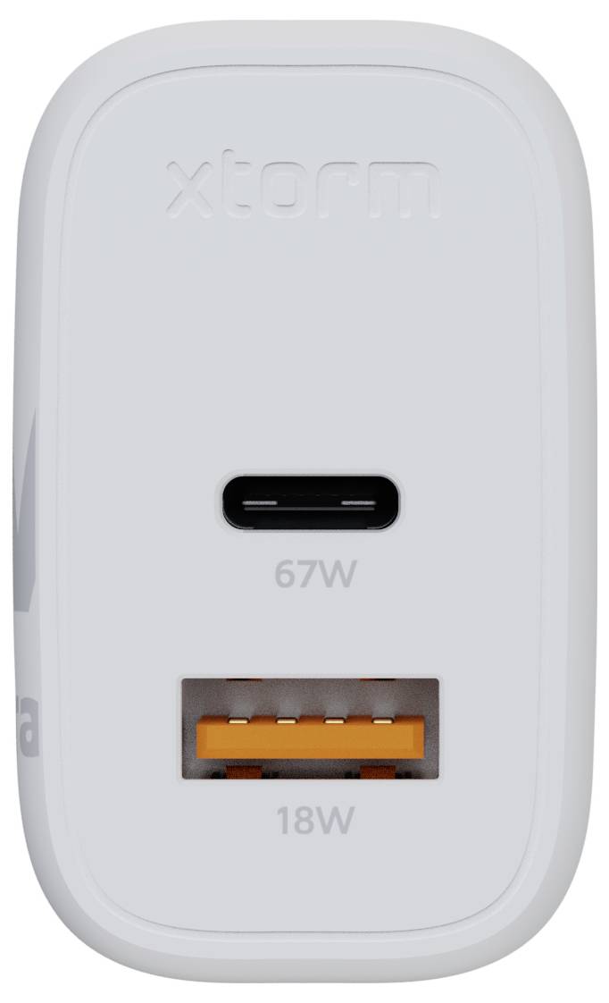 Een witte USB-wandlader met één USB-C-poort gelabeld '67W' en één USB-A-poort gelabeld '18W'.