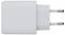 Een witte USB-stroomadapter met twee ronde pennen voor Europese stopcontacten wordt getoond tegen een eenvoudige achtergrond.