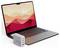 Een laptop met een zonsondergang-themed achtergrond, geplaatst naast een 140W USB-lader met meerdere poorten op een witte achtergrond.