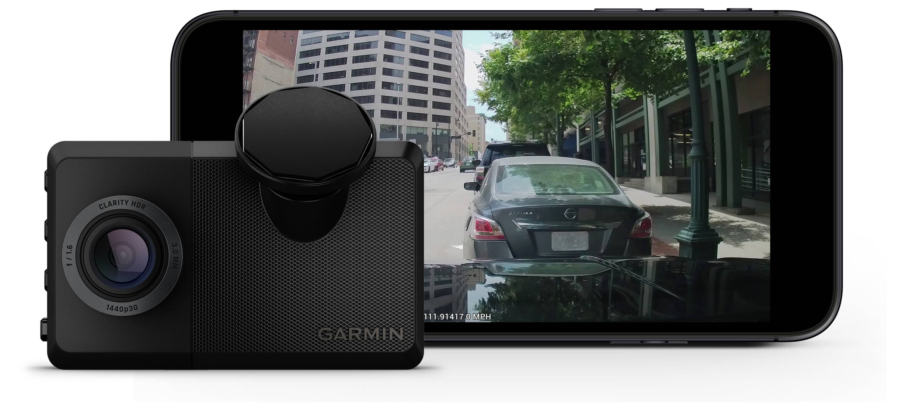 Garmin dashcam registreert een stadsstraat met verkeer en gebouwen, weergegeven op een smartphonescherm voor eenvoudige weergave en controle.