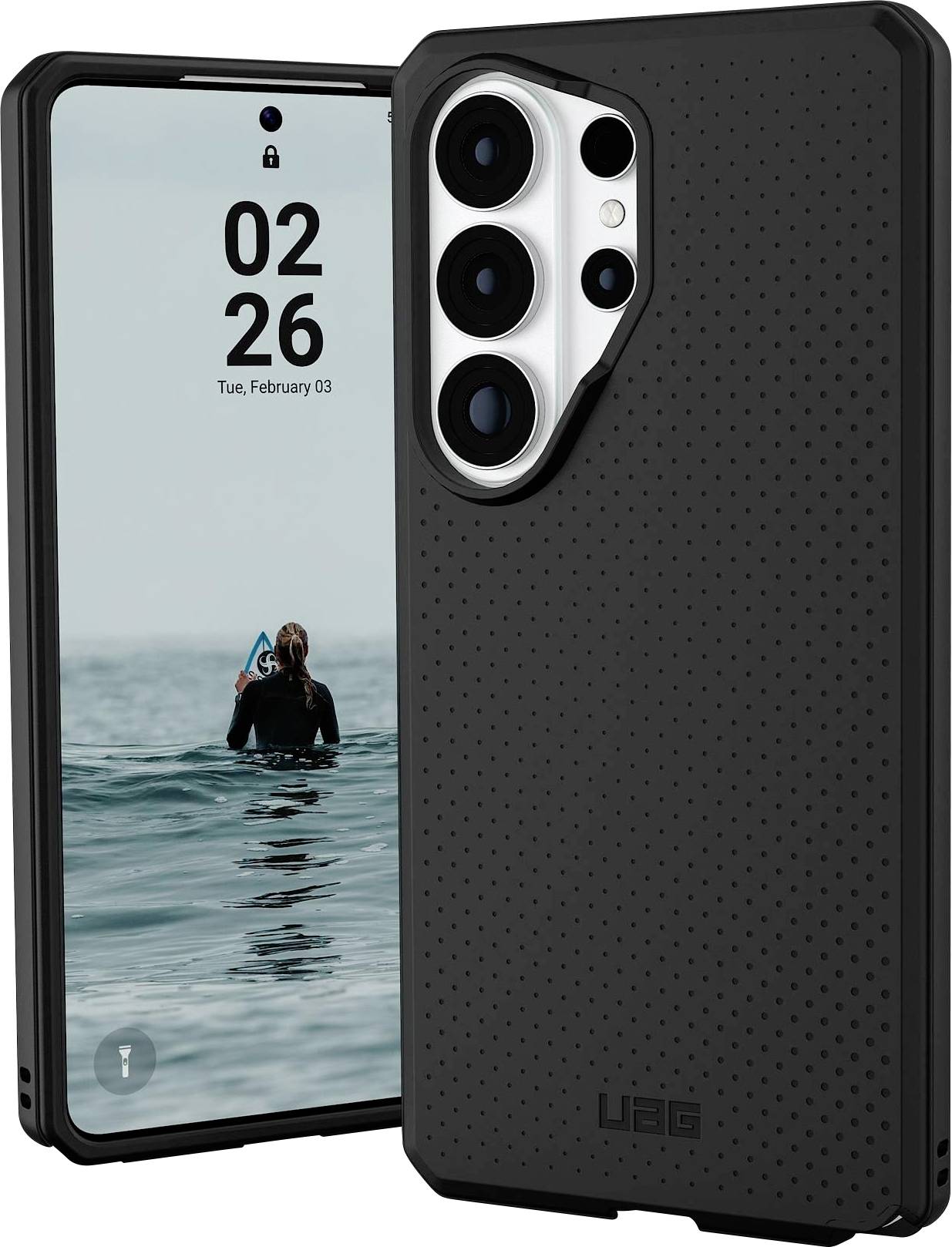 'Zwarte telefoonhoes met gestructureerde grip, ontworpen voor een modern smartphone met een drievoudige camerasysteem; op de achtergrond zie je een persoon die surft op het achtergrondafbeelding van het telefoonscherm.'