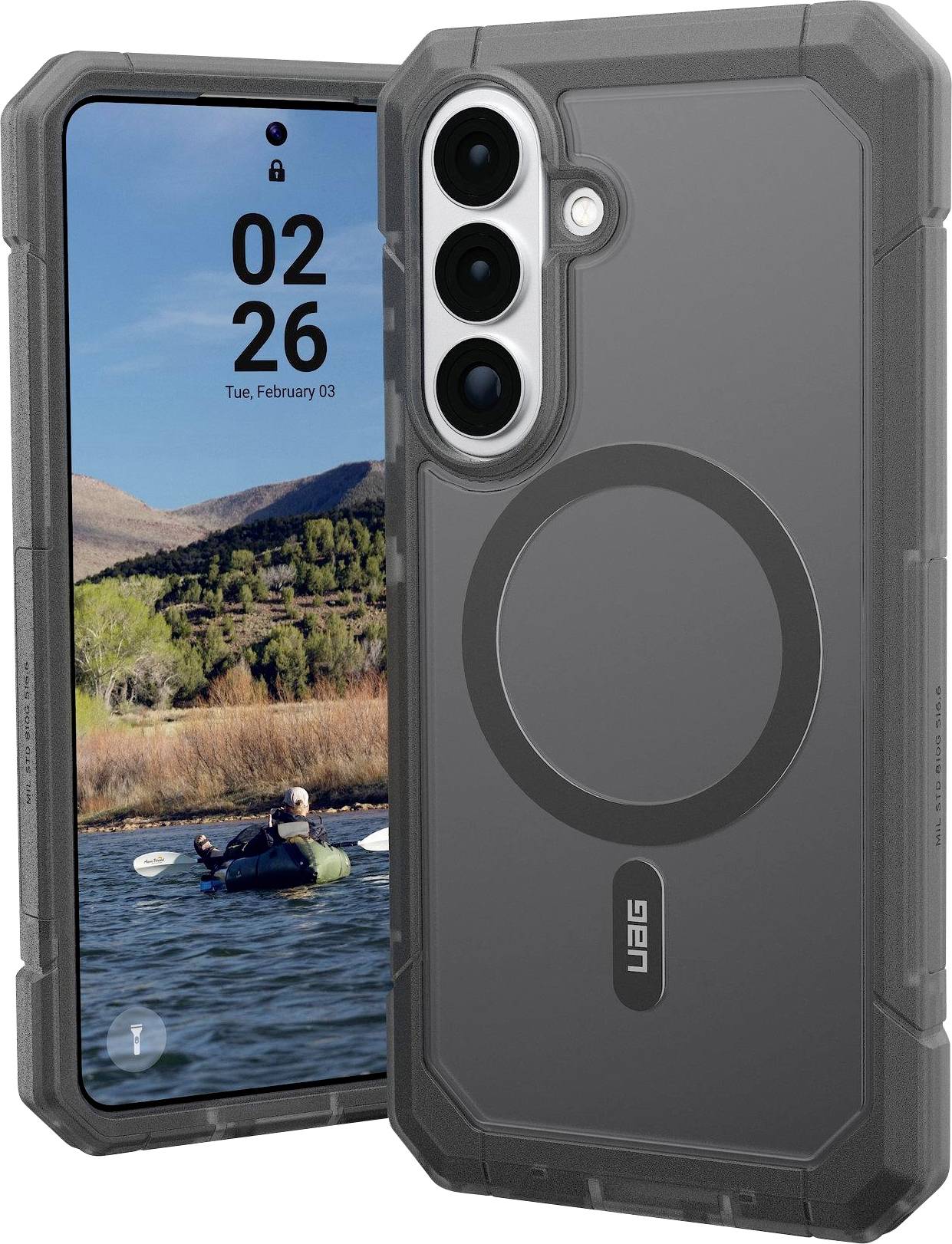 Een smartphone in een robuuste grijze case met drie achteracamera's, met een vergrendeld scherm waarop de datum en tijd worden weergegeven. De achtergrond toont een meer en een kajakker.