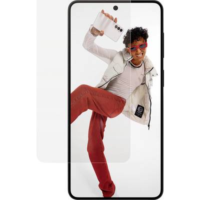 Een persoon in rode broek en witte vest poseert energiek terwijl hij/zij een smartphone vasthoudt; over het telefoonscherm geplaatst voor een speels effect.
