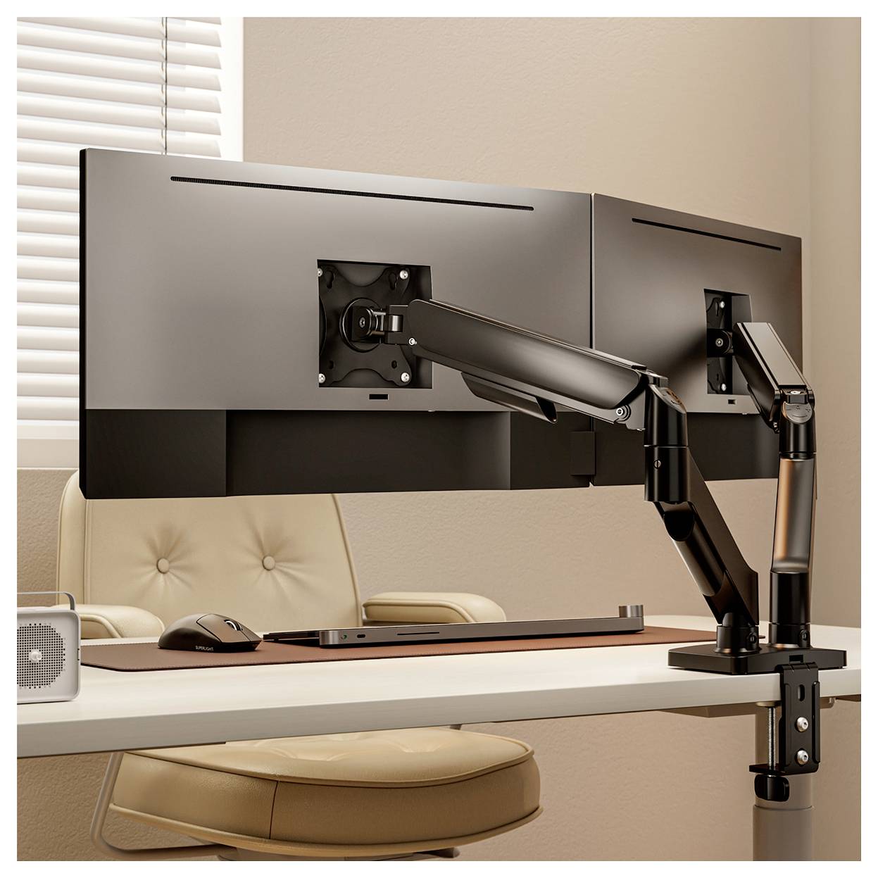 Een moderne kantooropstelling met twee monitoren op verstelbare armen, een toetsenbord, muis en een laptop op een wit bureau met een beige stoel in de buurt.