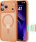 Oranje iPhone-hoesje met MagSafe-compatibiliteit, close-up weergave met iPhone die het tijdstip '9:41' weergeeft op 9 september. De hoesje heeft camerabescherming.