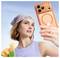 Een persoon die een hoofddoek draagt, houdt een smartphone met een cirkelvormig patroon op de hoes vast en poseert voor een selfie met tulpen op de voorgrond.