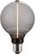 Een verlichte gloeidraadlamp met een rookkleurig glazen afwerking, die een gloeiende verticale gloeidraad binnenin toont.