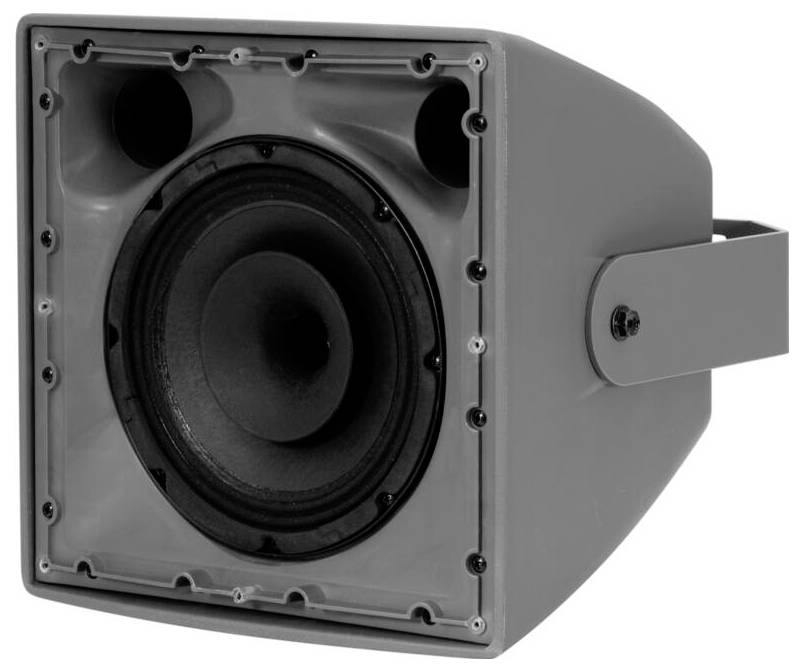Een zwarte luidspreker gemonteerd in een grijze behuizing met een zijbeugel voor wandmontage, voorzien van een ronde hoofdluidspreker en twee circulaire poorten erboven.