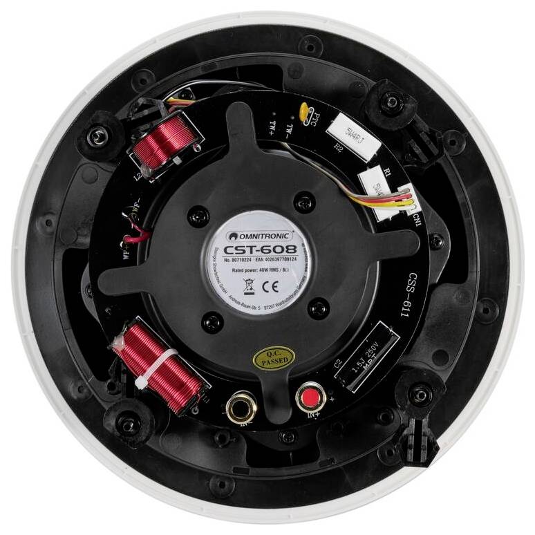 Een plafondluidspreker met zichtbare bedrading en onderdelen, waarop het label 'Omnitronic CST-608,' modelgegevens en aansluitpoorten zichtbaar zijn.