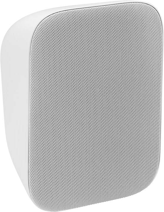 Een slanke, witte draadloze speaker met een gebogen rand, voorzien van een fijn gaasfront voor geluidsdispersie. Hij staat rechtop.
