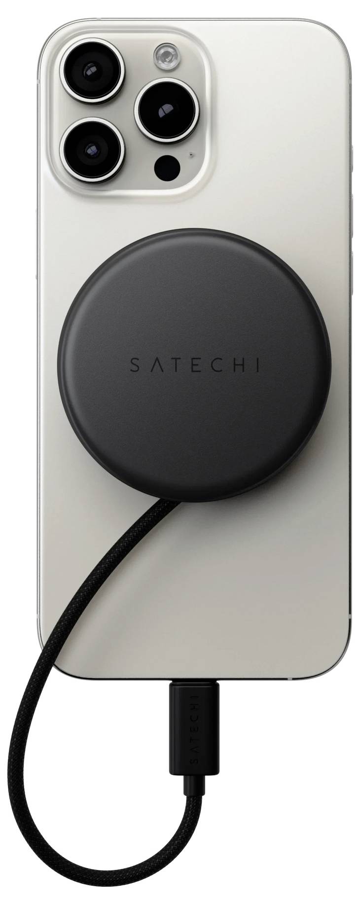 Een smartphone met een camera met drie lenzen heeft een ronde, met Satechi-merk gelabelde draadloze lader aan de achterkant bevestigd, verbonden door een kabel.