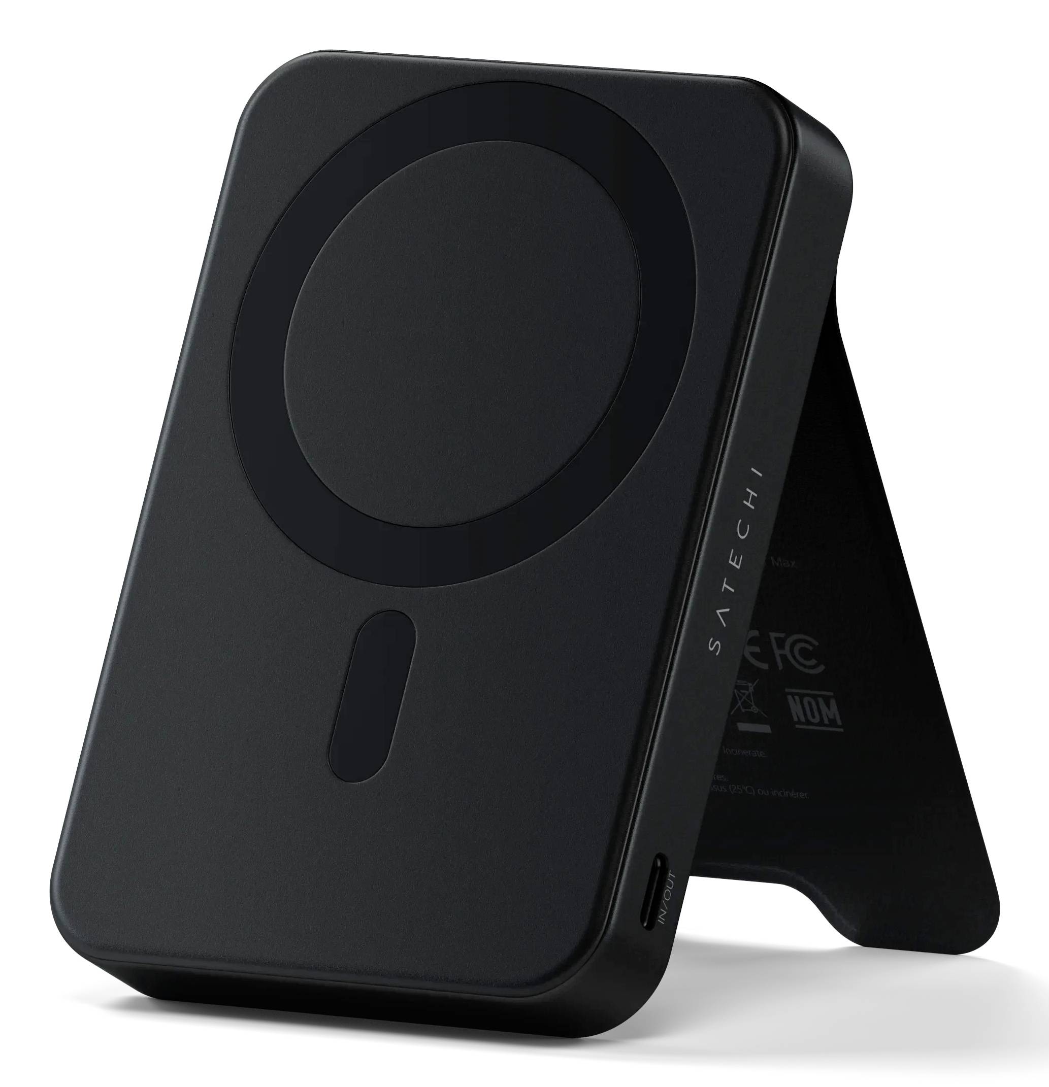 Een slanke, zwarte, vrijstaande draadloze lader met een verticale standaard, voorzien van een subtiel merklogo aan de zijkant en een USB-C-poort.